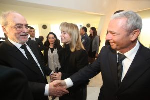 תמונה עם נשיא בית משפט העליון בדימוס דר אשר גרוניס